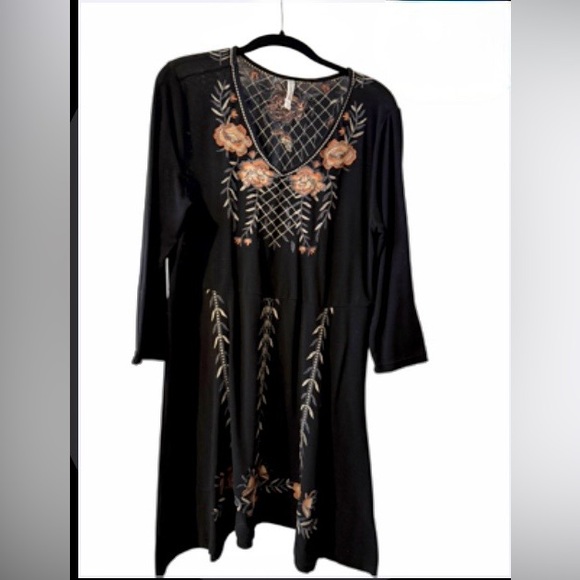 Monoreno Dresses & Skirts - Monoreno Medium Black Floral Embroidered V-Neck Women's Dress
